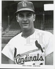 1966 Press Photo St. Louis Cardinals shortstop Jerry Buchek poses at the stadium