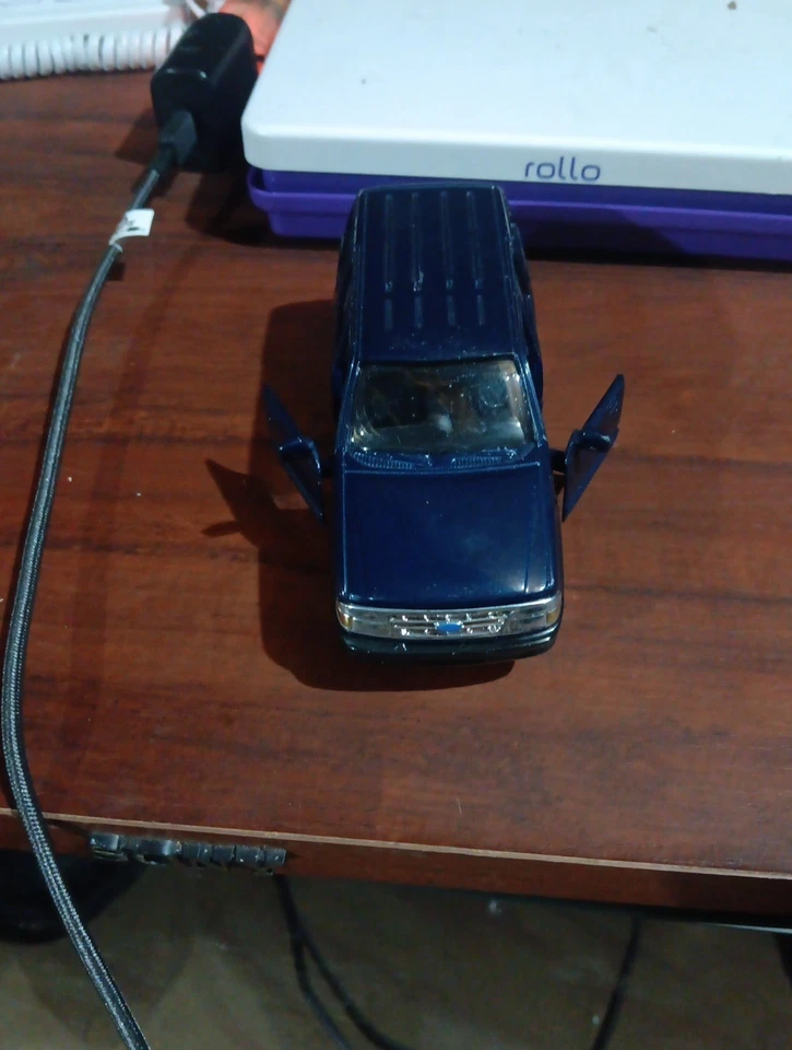 vtg 1999 Ford Explorer SUV Truck 1/32 scale diecast New ray BLUE, As Is! - Image 2 of 4