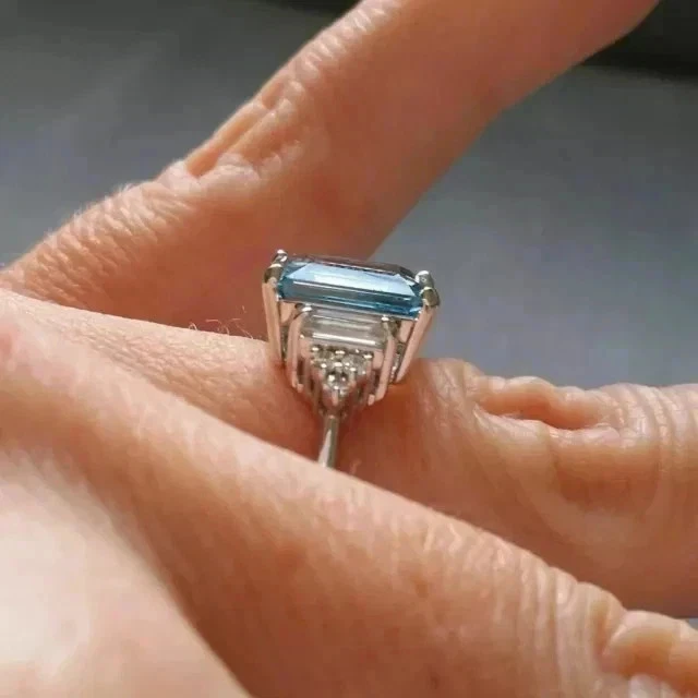 Anillo de derivación de diamantes y aguamarina de oro blanco de 14 quilates de 2,50 quilates Foto 4 de 4