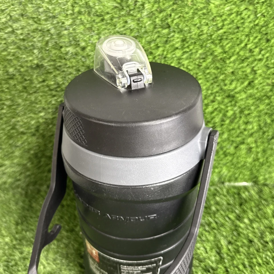 Jarra de hidratación Under Armour 64 onzas botella de agua aislada negro gris gancho de valla Foto 3 de 4