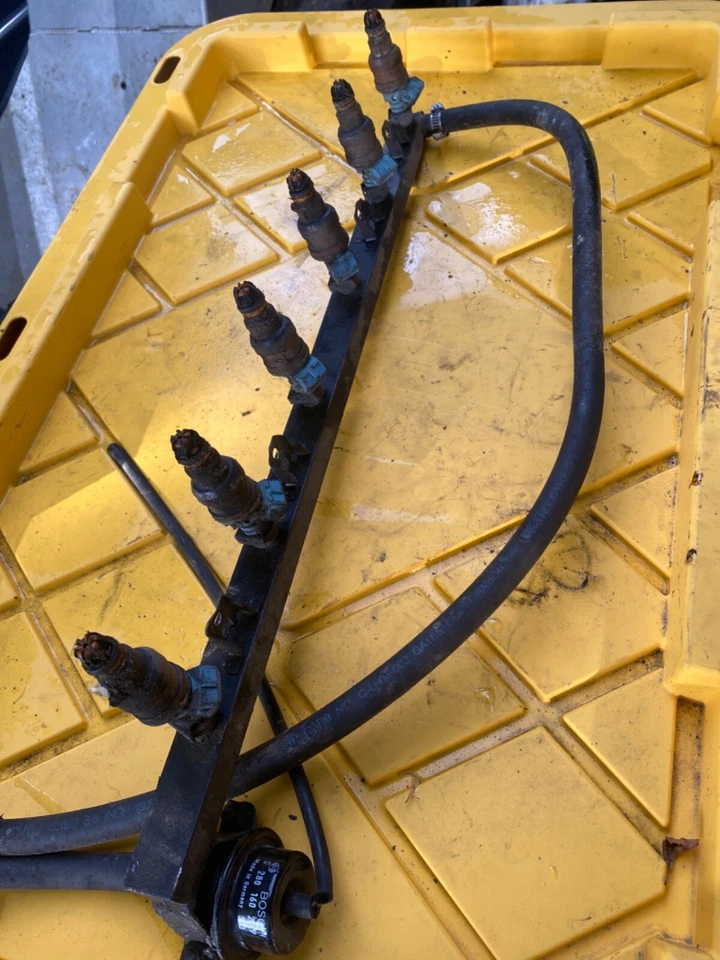 Riel de suministro de combustible BMW E30 325i 325is con inyectores de combustible regulador 1988-1991  Foto 3 de 3