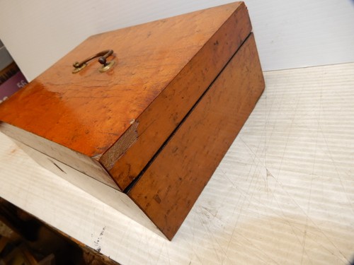 ANTIQUE BIRDS EYE MAPLE DRESSER JEWELRY BOX CIRCA 1860 - Picture 3 of 8