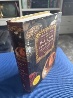 Lord Krishna's Cuisine: The Art of Indian Vegetarian Cooking, Yamuna Devi HC/DC
