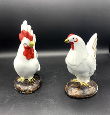 Jolie paire de statuette, figurine poule et coq blanc en céramique ancien