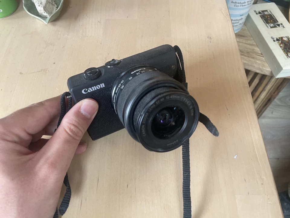 Canon EOS M200, photo 1 of 2