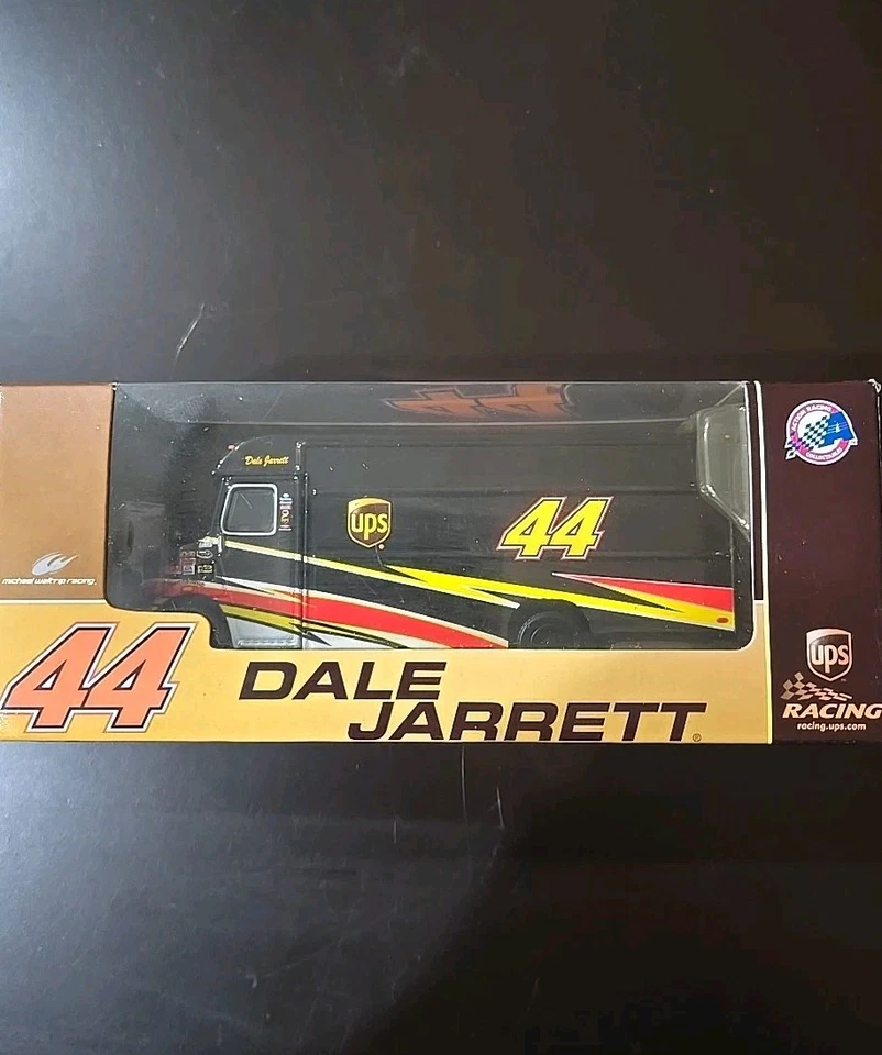 Camión equipamiento Dale Jarrett #44 2008 UPS NASCAR escala 1:64 diecast acción carreras Foto 2 de 4