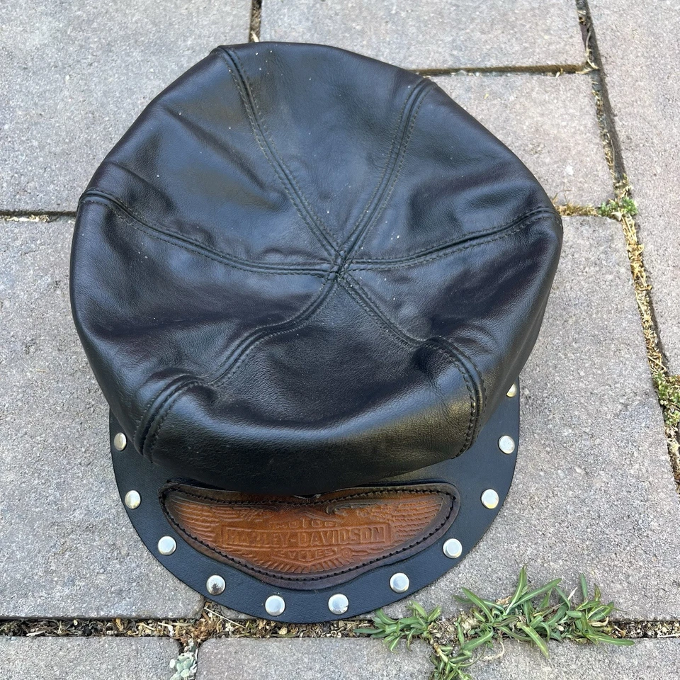 Boné de couro vintage anos 80 Harley Davidson Captain’s Hat motociclista cravejado corrente preto - Imagem 2 de 4