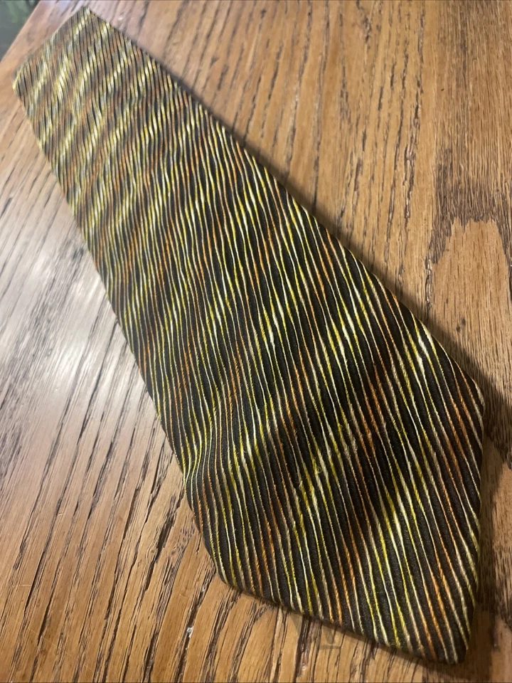 Corbata de seda texturizada ondulada Savile Row usada en excelente estado para hombre hecha en Italia Foto 2 de 4