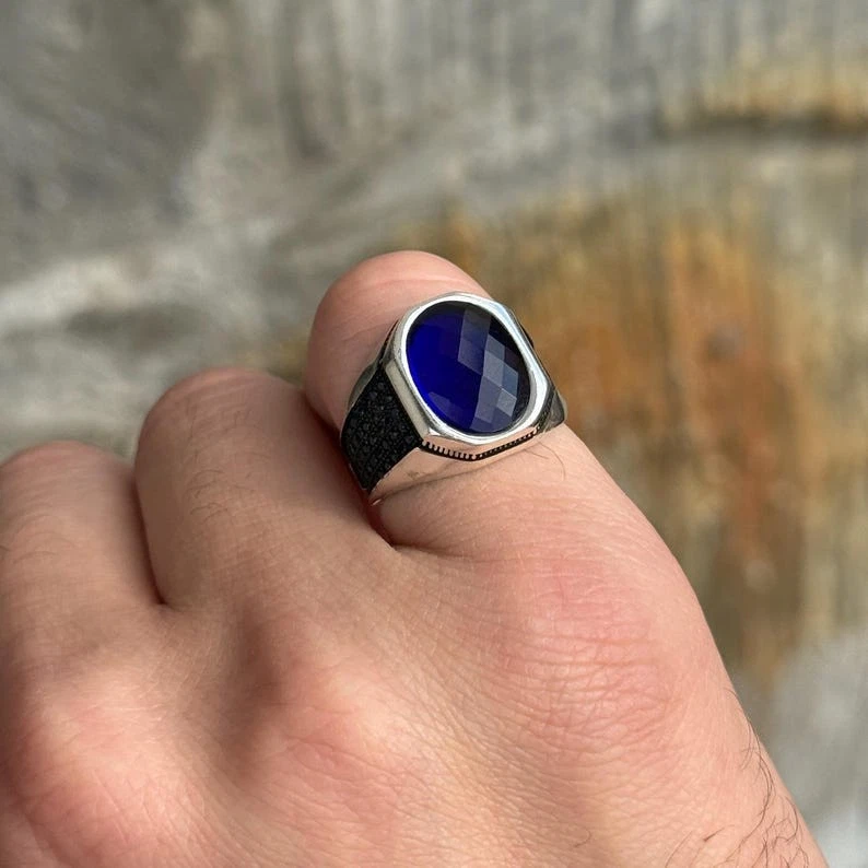 Anillo de piedra de zafiro azul ovalado de piedra de zafiro mínimo para hombre Foto 4 de 4
