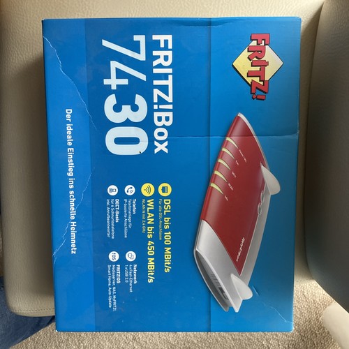 Fritz Box 7430 mit Anschlusskabeln und Netzteil