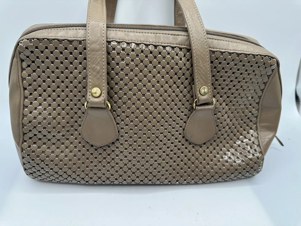BOLSO DE MANO VINTAGE WHITING AND DAVIS CAQUI MALLA METÁLICA RIBETE DE CUERO Foto 2 de 4