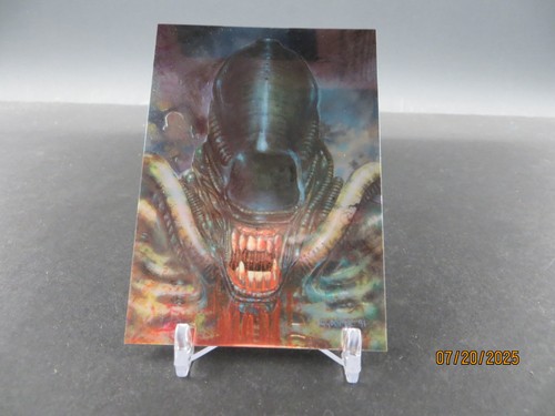 Aliens/Predator Universe Topps Finest Chromium Card #3