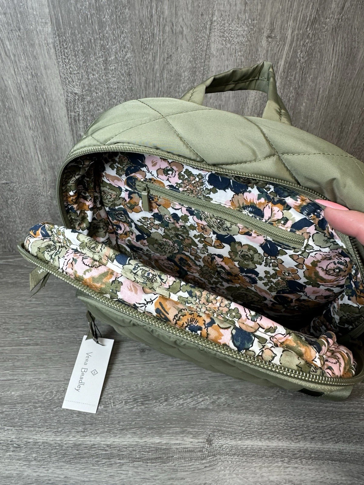 Zaino trapuntato compatto ultraleggero Vera Bradley verde salvia piccolo prezzo al pubblico consigliato $ 155 nuovo con etichette