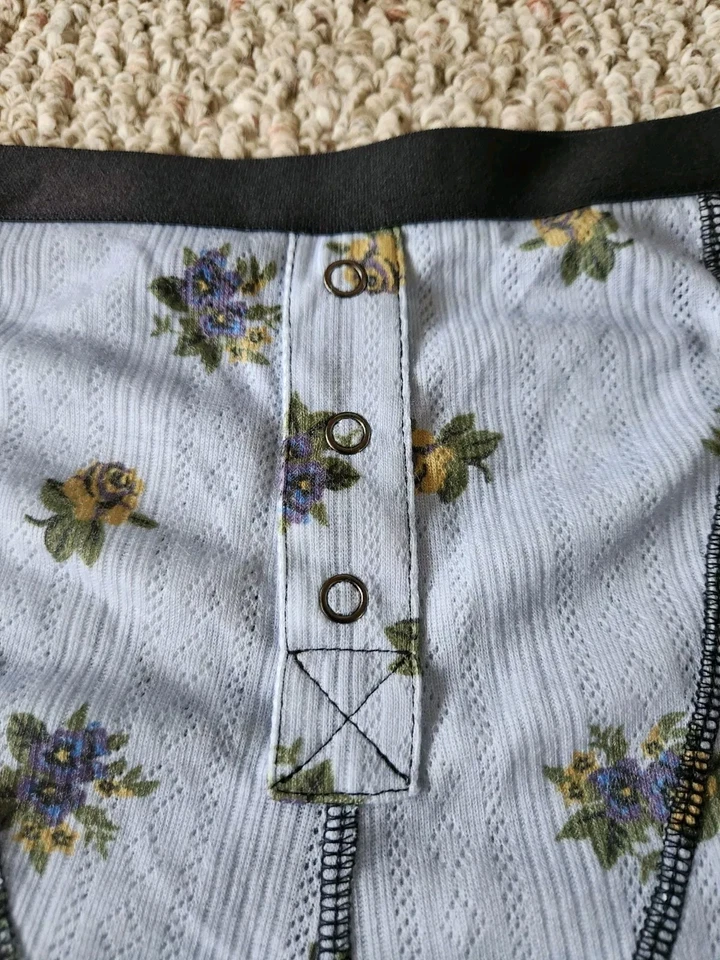 Pantalones Cortos Urban Out From Under Azul Tiro Alto Rosas Talla Mediana Nuevos con Etiquetas Foto 3 de 4