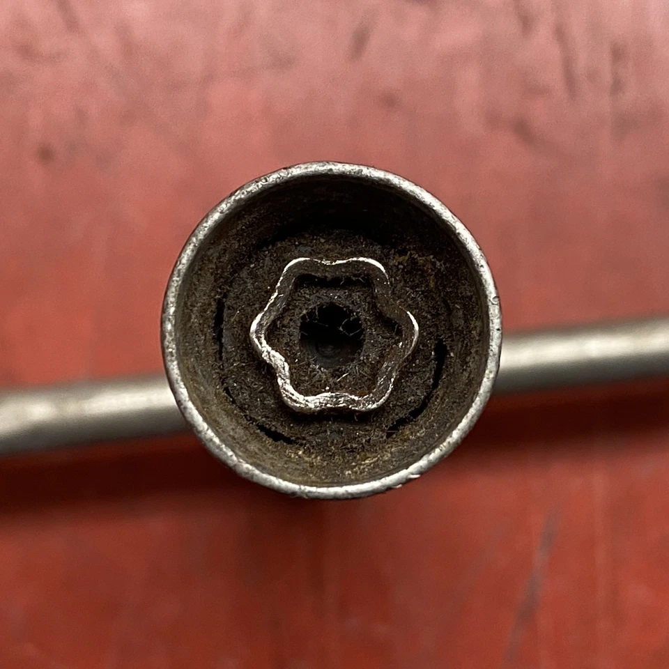 Dodge Chrysler Plymouth McGard ESTRELLAS ROJAS Tapacubos Llave de Bloqueo y 2 Pernos Foto 2 de 4