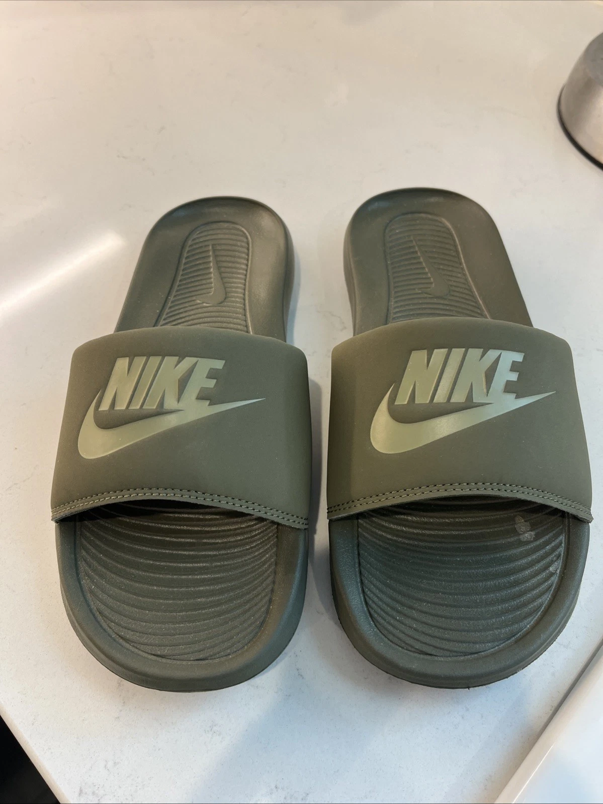 Sandali Nike Victori One Slides verde oliva militare FQ7416 200 donna taglia 6