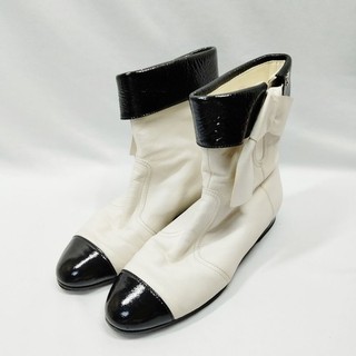 Chanel Boots Women Whites Leather calf 1078312