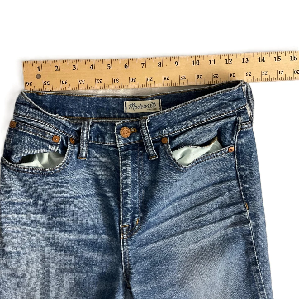 Pantalones de mezclilla recortados acampanados con dobladillo crudo desteñido azul Madewell talla 27 Foto 4 de 4