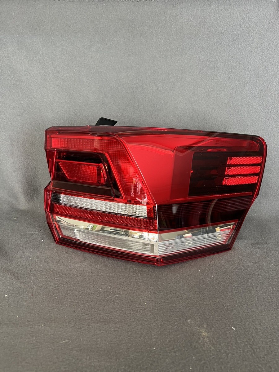 2018-2020 VOLKSWAGEN ATLAS RIGHT PASSENGER SIDE TAIL LIGHT OEM 