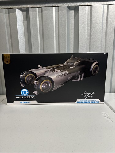 SDCC 2024 McFarlane DC Multiverse Batimóvil Dorado Autógrafo 500 Piezas + Más Dorado - Imagen 18 de 23