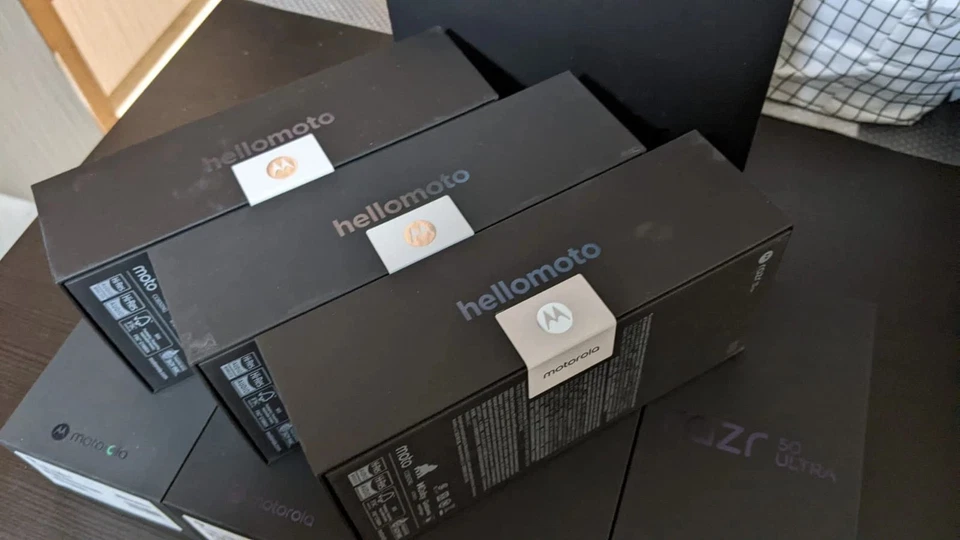 Motorola Razr 50 Ultra 12+256GB 5G Unlocked Brand new sealed Japan Stock - Image 3 of 4