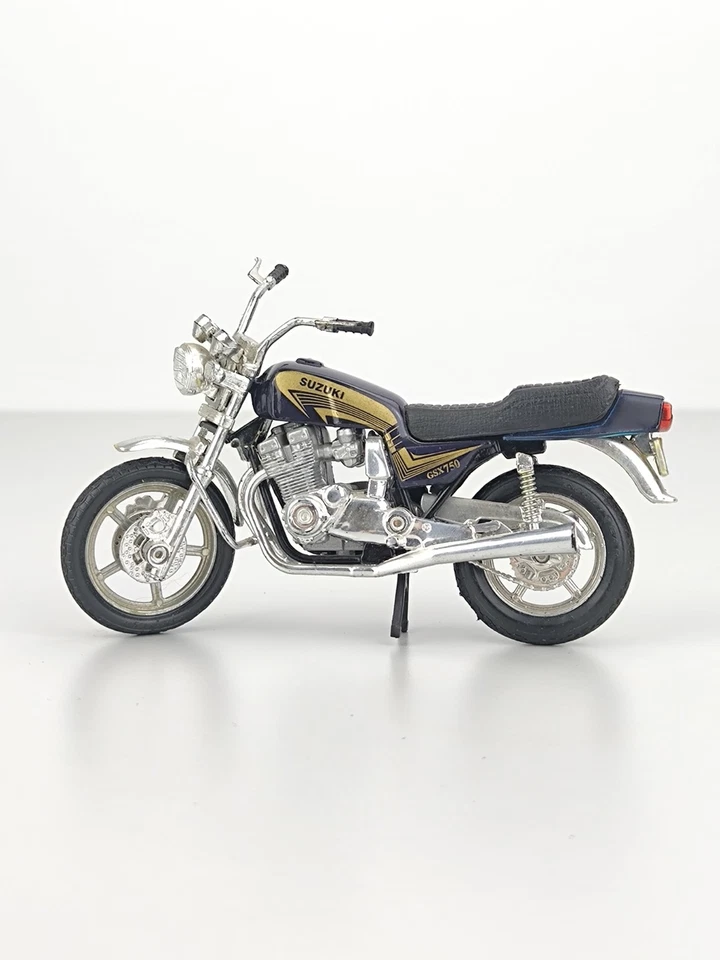 Maisto Suzuki GSX 750 1:18 Motorrad Modell - Blau/Gold - Top Zustand - Bild 3 von 4