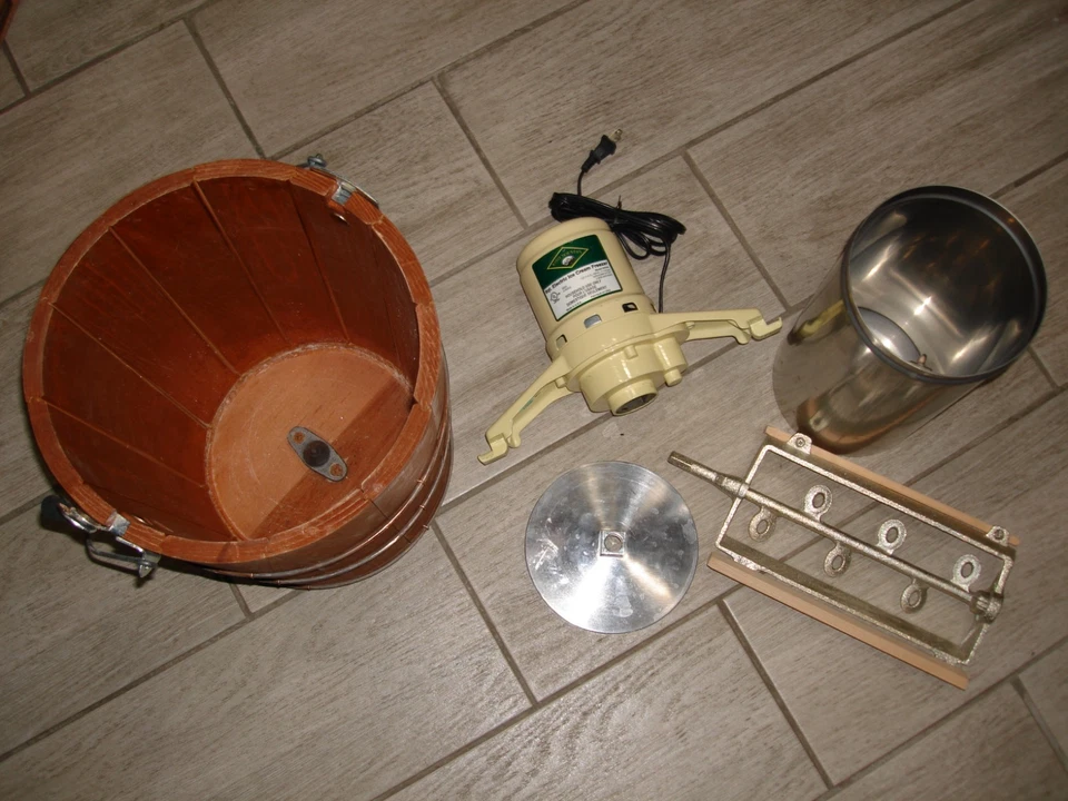 WHITE MOUNTAIN 6 QUART ELECTRIC ICE CREAM MAKER MODEL F69206 NEW OPENED Read! - Image 2 of 4