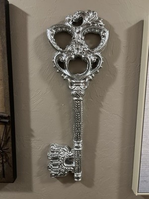 Oversized Ornate Skeleton Key Wall Decor   Brilliant Silver Finish   29  Piece