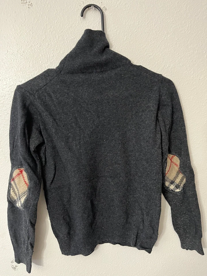 Suéter feminino Burberry gola alta cotovelo ombro patch lã cashmere cinza grande - Imagem 2 de 4