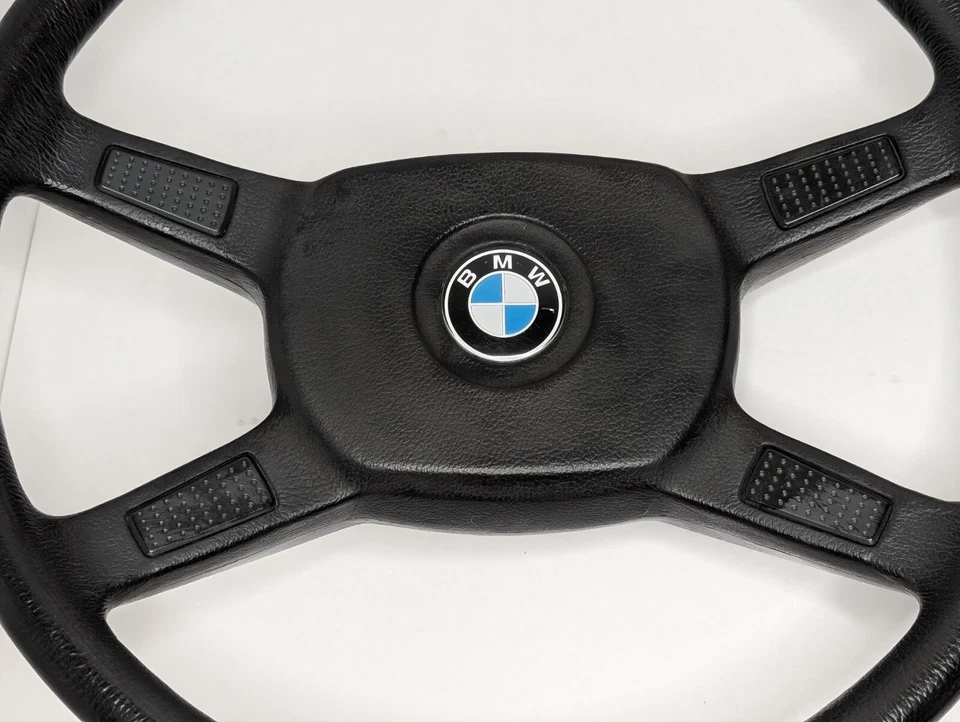 Volante BMW E30 318 318i 318is 325e 325i 325is borracha 4 raios 4 raios. Muito bom estado - Imagem 3 de 4