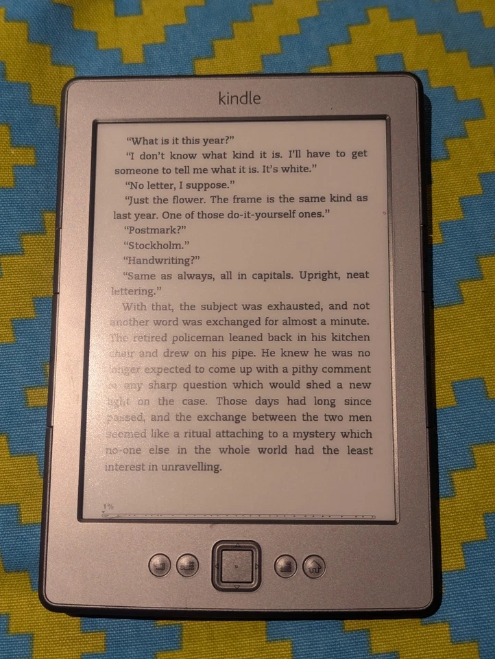 Amazon Kindle 4th Generation - D01100 eBook Reader - Wi-Fi 6" Display Graphite - Image 4 of 4