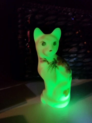 Fenton Uranium Burmese Sitting Cat Figurine Signed Limited Run Mint #3062