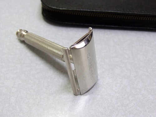 Vintage 1965 GILLETTE Tech DE Safety Razor Set in Leather TRAVEL Case - Picture 2 of 7