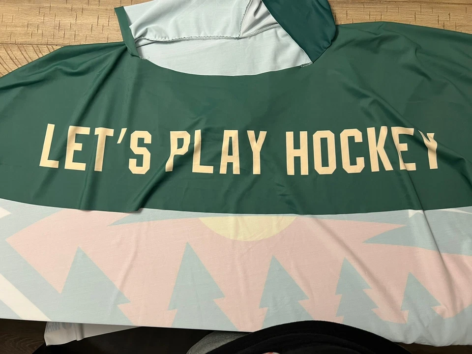 MINNESOTA WILD Promo SGA SUDADERA CON CAPUCHA BANDERA 1/25/25 Día de Hockey (Lote de 2) Foto 4 de 4