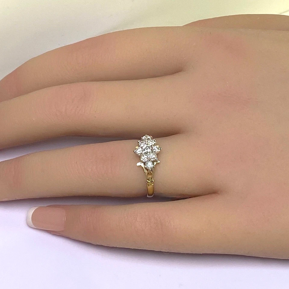 Anillo con racimo de diamantes de oro amarillo blanco de 9 quilates 2,3 gramos - talla J 1/2 Foto 2 de 4