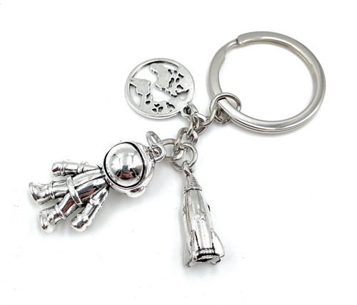 Astronaut Rocket Globe Space Travel Metal Keychain Lucky Charm - 第 2/5 張圖片