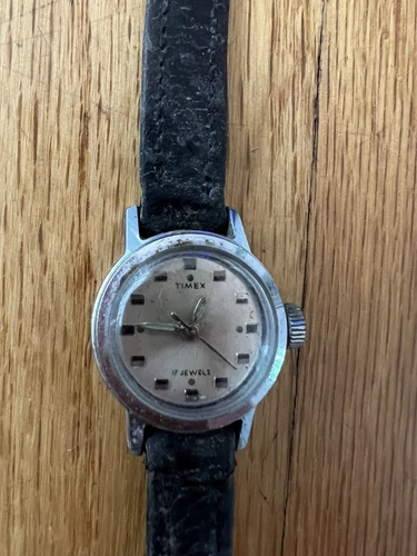 Vintage Timex Womens Watch 17 Jewels - Doesn’t Work - Untested