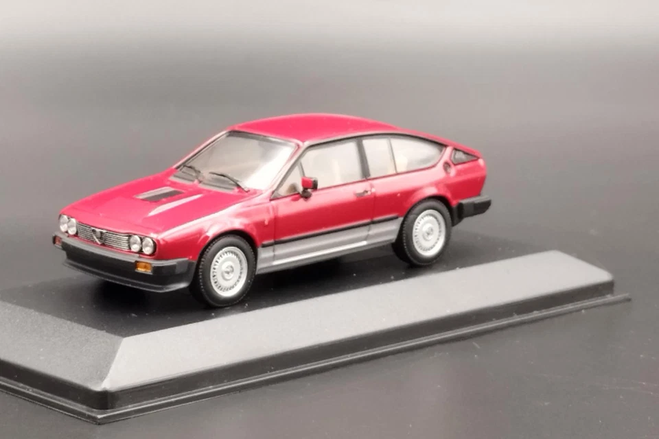 1:43 Alfa Romeo GTV 6 Red Minichamps - Immagine 3 di 4
