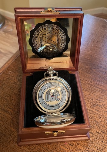 Danbury Mint UNC Tar Heels Taschenuhr in Holzbox
