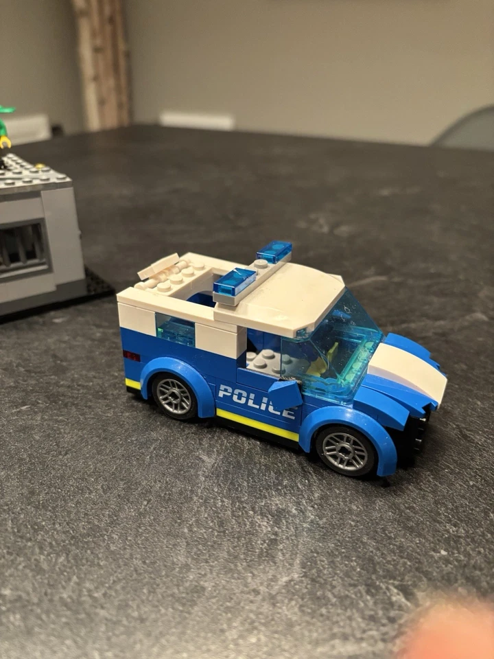 LEGO CITY: полицейский участок (60316) в основном полный включает собаку и 3 минифигурки - Изображение 4 из 4