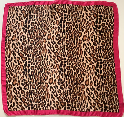 ))Ein rosa Tiermotiv 35 Zoll quadratischer Vintage Satin Schal von Accessorize