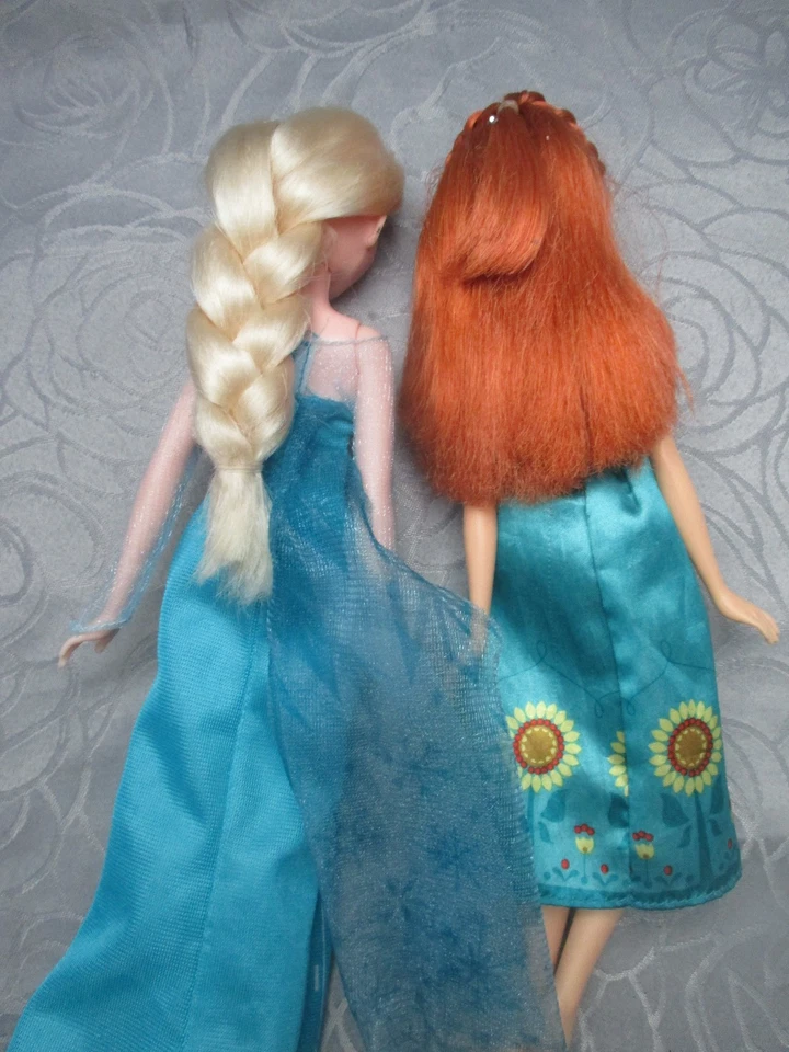 Barbiepuppen: Anna und Elsa, bekleidet - Bild 3 von 3
