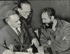 Press Photo Cuban leader Fidel Castro in Havana with friends having drinks