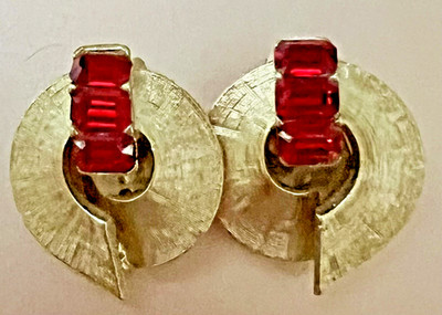 Vintage LISNER Spiral 3 Red Stones Gold Tone Clip Earrings Signed 1'' Dia EUC