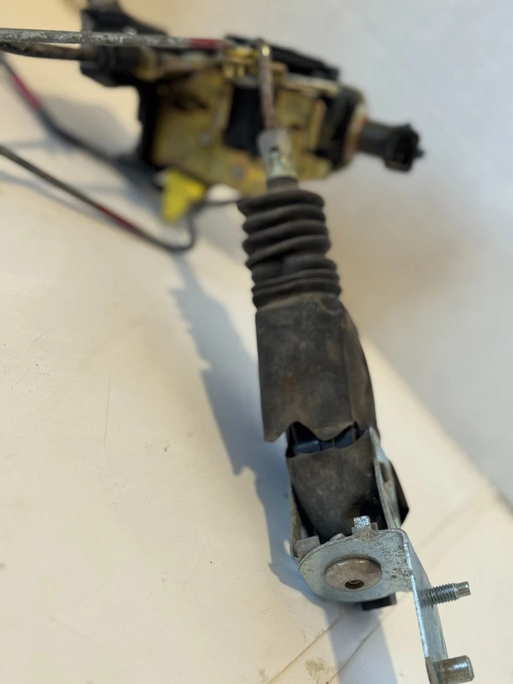 Conjunto de mecanismo de bloqueo de puerta derecha de paso delantero Ford F150 1997-2003 usado OEM Foto 3 de 4