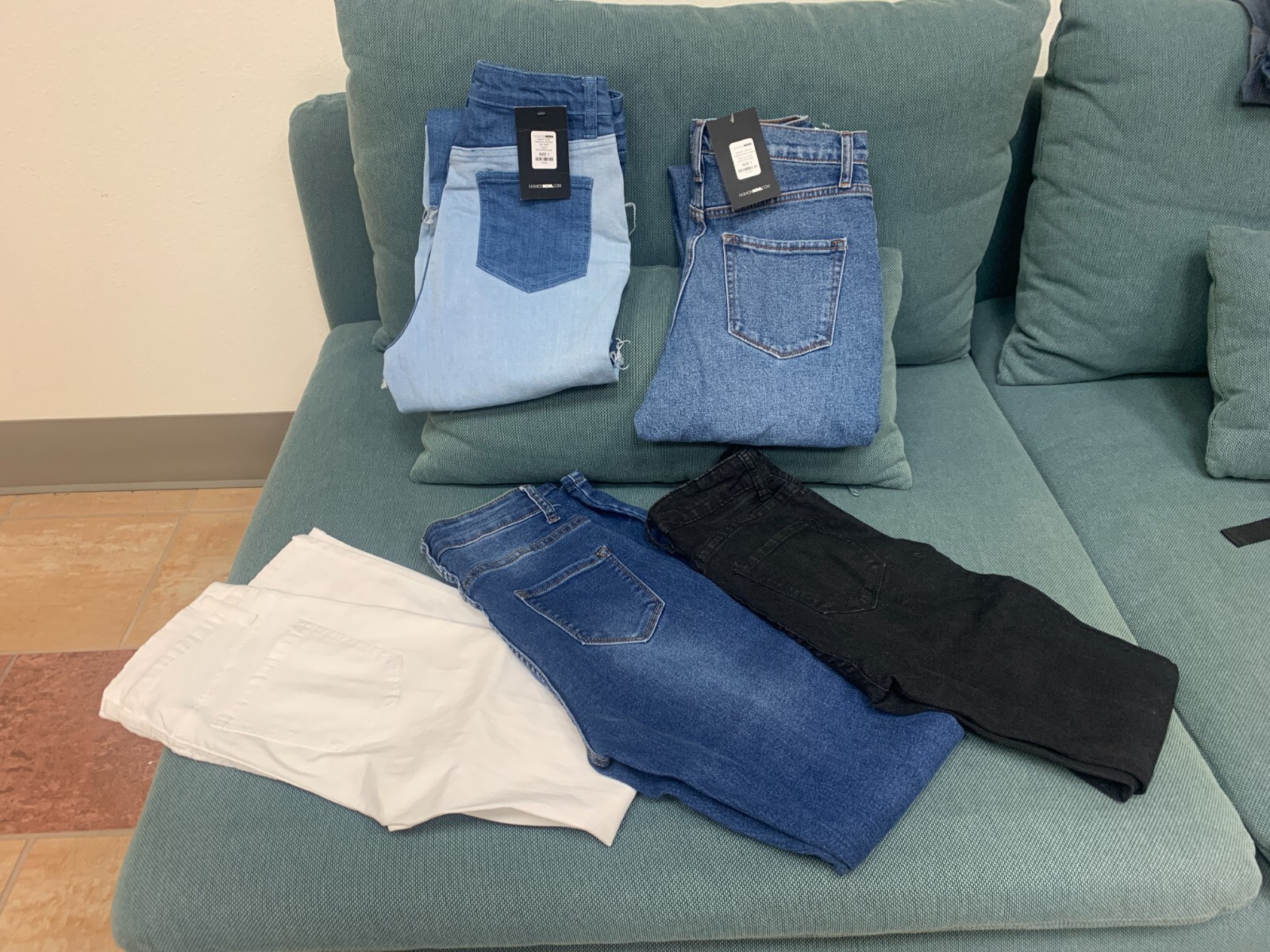 JUNIORS - 5 PC LOT, JEANS sz 1 & 3, FASHION NOVA, DISTRESSED, RIPPED, BLUE BLACK
