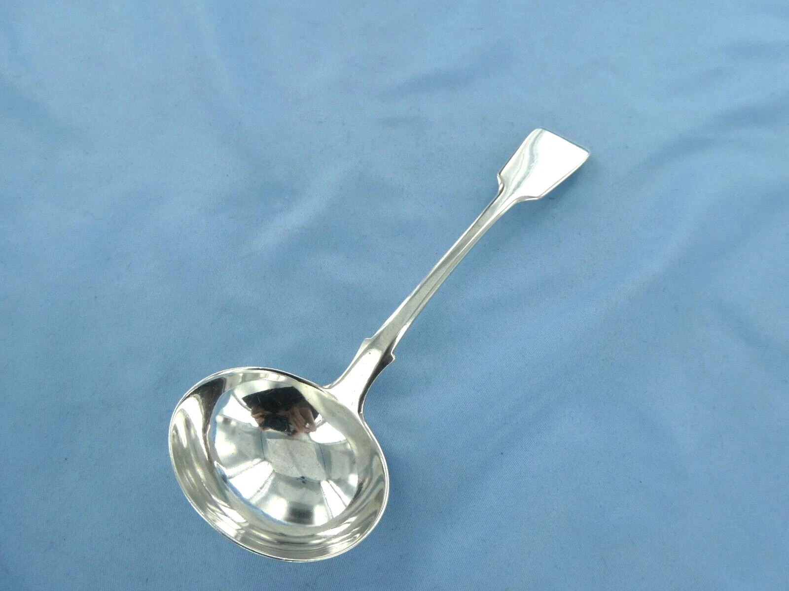 AN ANTIQUE STERLING SILVER FIDDLE BACK SAUCE LADLE.LONDON 1840.