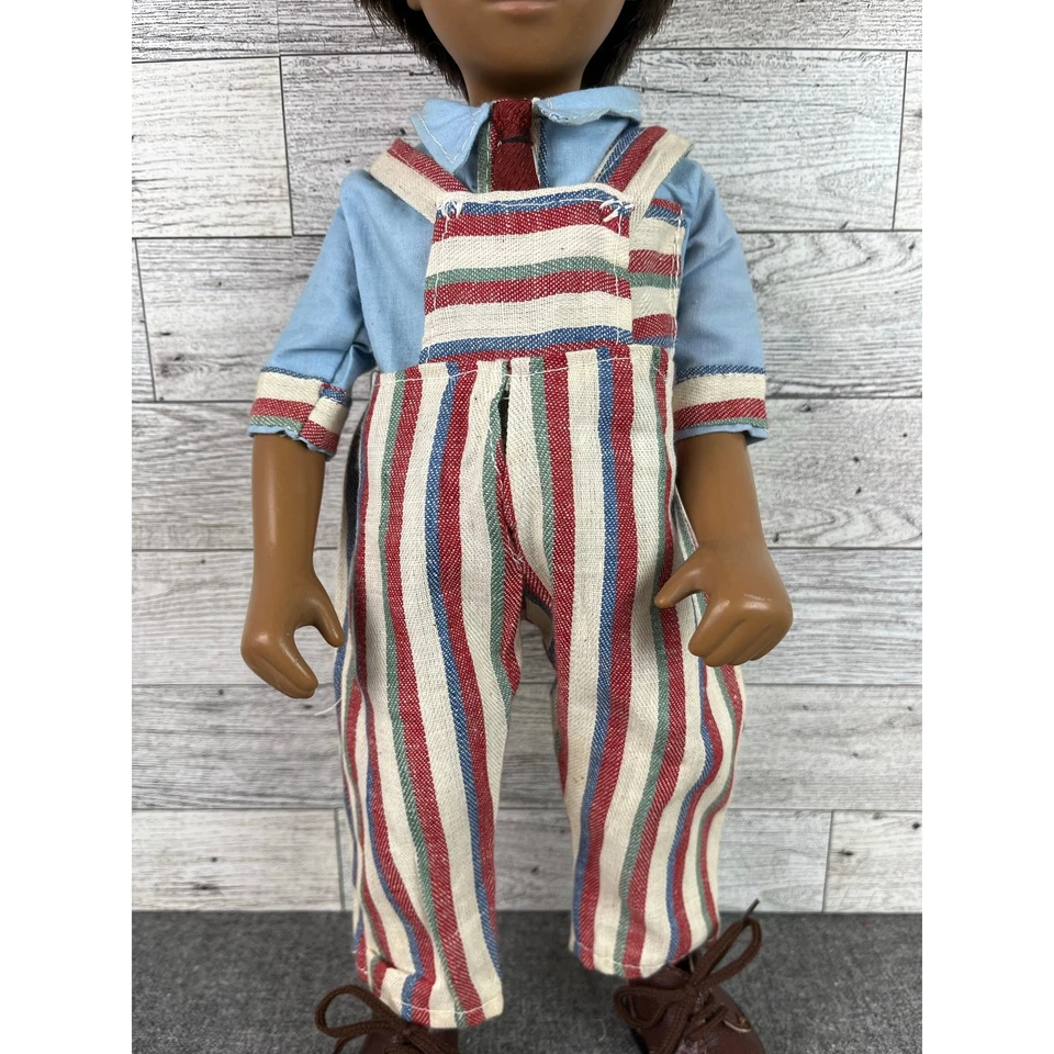 Sasha Vintage Cabello Marrón Ojo Verde ÚNICO Rojo Azul Traje de Tienda Vinilo Niño Muñeca Foto 3 de 4