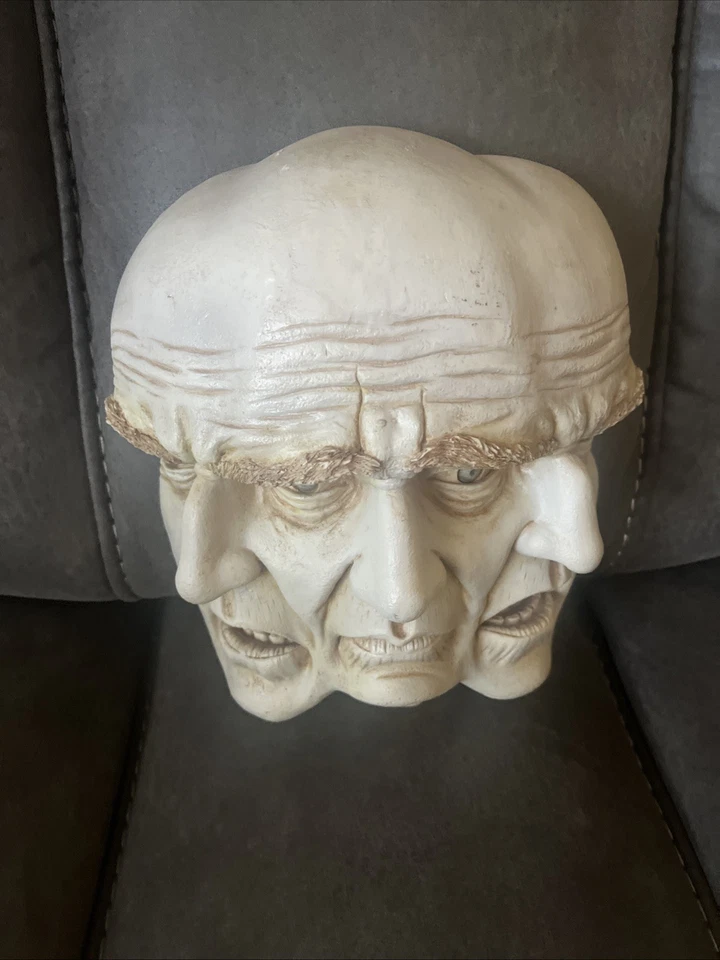 Escultura mural gótica de diseño Toscano caras de una pesadilla. Marfil antiguo. 9x8”. Foto 4 de 4