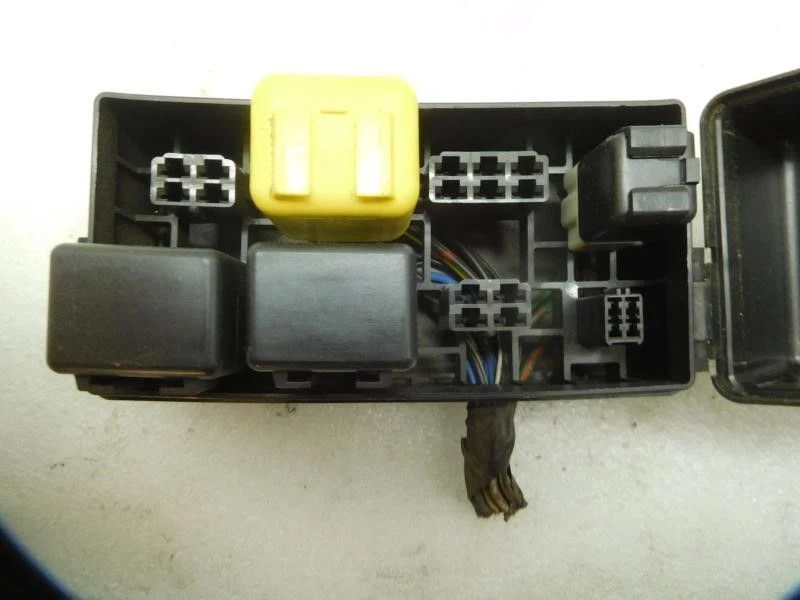 Caja de relé de fusibles de motor Mazda MPV VAN 1992 uN-26 Foto 2 de 4